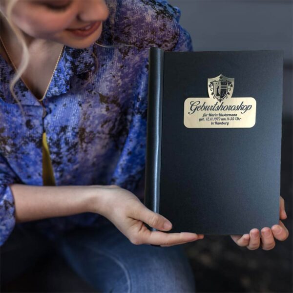 Frau mit Geburtshoroskop Geburtshoroskop als Buch