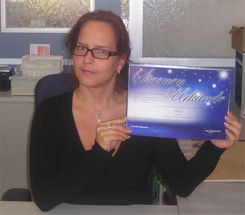 kundin-sternenurkunde Kundin zeigt Sternenurkunde